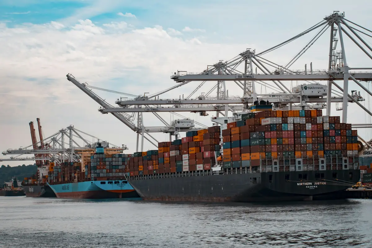 Buque portacontenedores en puerto con grúas
