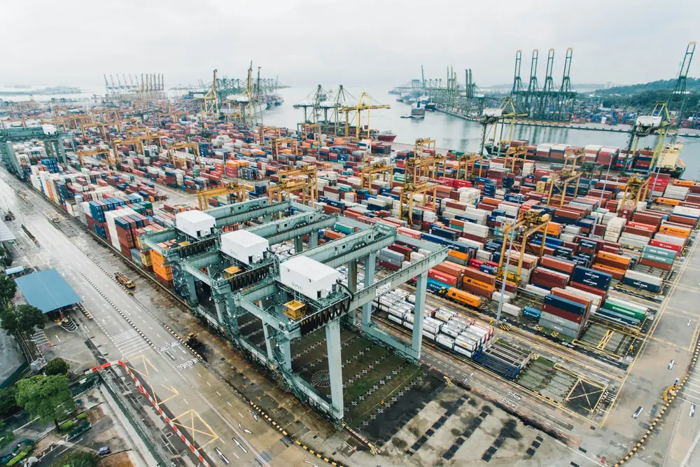 Vista aérea de terminal portuaria con contenedores