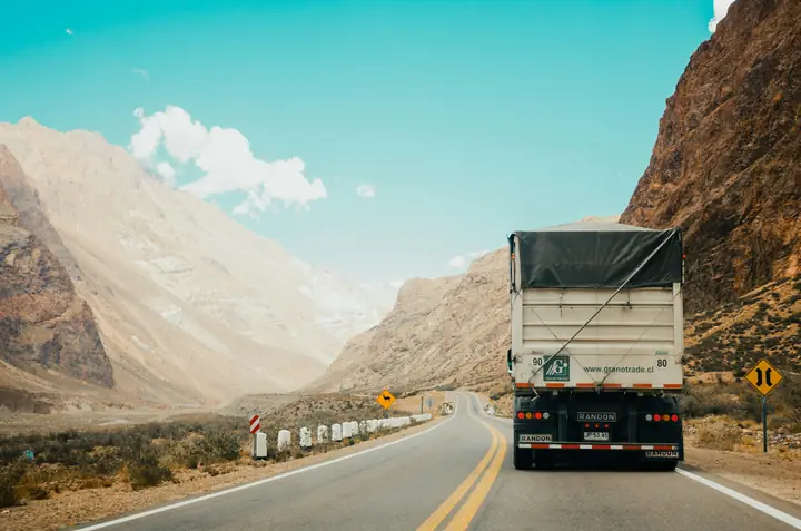 Camión en carretera de montaña